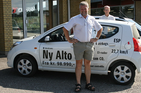 Trafikpolitikeren Karsten Nonbo og hans erfarne navigatør Ken Sørstrup havde grund til smil: I en Suzuki, der burde kunne køre 22,7 kilometer på literen klarede de knapt 24 kilometer i Eco Rally 2009.